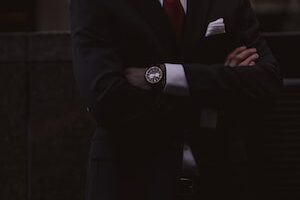 man wearing black notched lapel suit jacket in focus photography